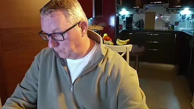 Snapshot of JamesBauer chatting on 1, 2, 2026 JamesBauer online show from 1, 2, 2026