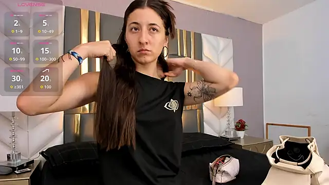 SaraJonness online show from 11, 11, 2025