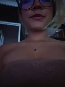 Snapshot of Pretty_roxxyy chatting on 26, 4, 2026 Pretty roxxyy online show from 26, 4, 2026