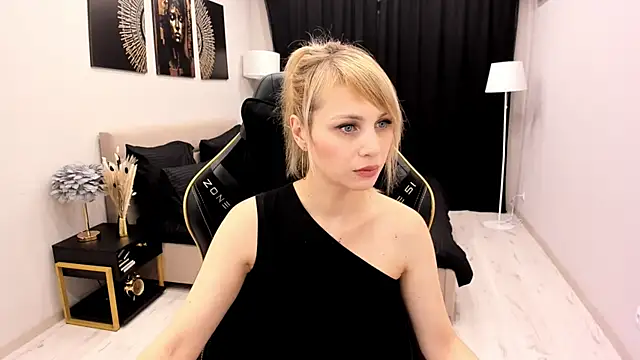 Snapshot of LindaSandy_1 chatting on 8, 11, 2025 LindaSandy 1 online show from 8, 11, 2025