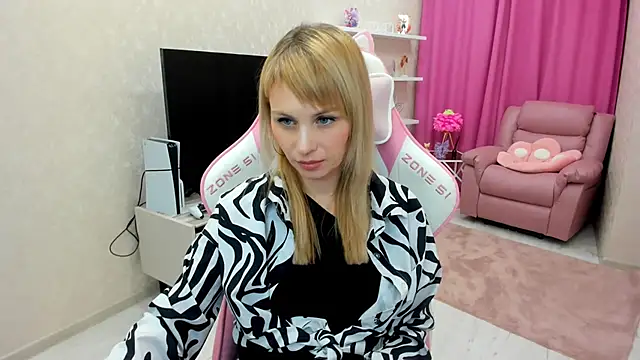 Snapshot of LindaSandy_1 chatting on 17, 11, 2025 LindaSandy 1 online show from 17, 11, 2025