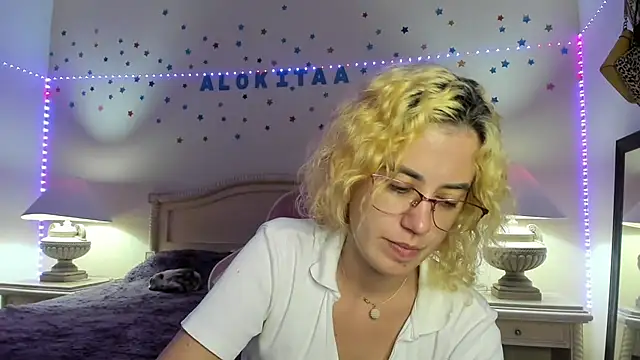 Snapshot of aalokitaa chatting on 4, 11, 2025 aalokitaa online show from 4, 11, 2025