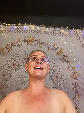 Snapshot of BossMomma0387 chatting on 13, 5, 2026 BossMomma0387 online show from 13, 5, 2026