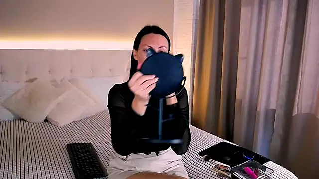 MonikaBelachi online show from 6, 10, 2025