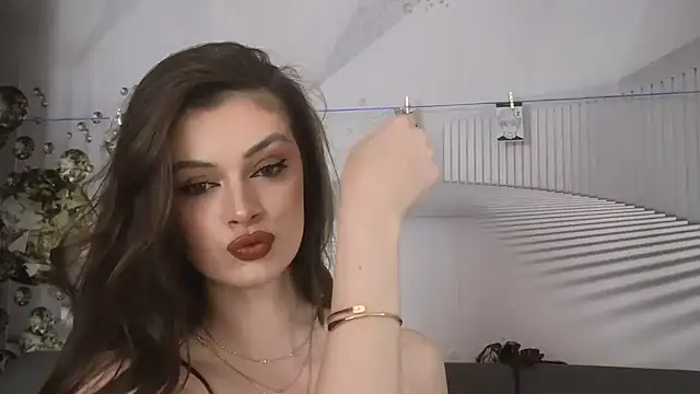 Snapshot of EvoletteLouLou chatting on 9, 10, 2025 EvoletteLouLou online show from 9, 10, 2025