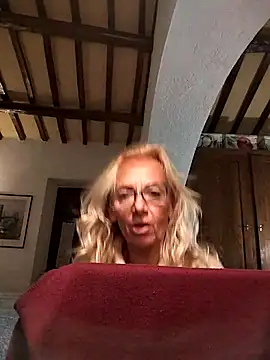 Snapshot of clarabell4 chatting on 28, 10, 2025 clarabell4 online show from 28, 10, 2025