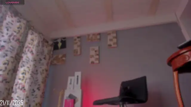 Snapshot of Chloe_cooperr chatting on 21, 11, 2025 Chloe cooperr online show from 21, 11, 2025