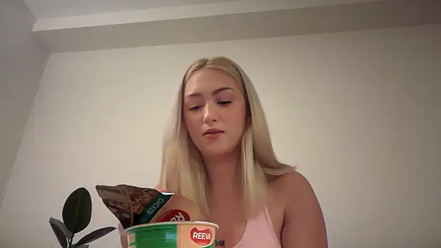 Snapshot of Kitty_Swetty chatting on 15, 12, 2025 Kitty Swetty online show from 15, 12, 2025