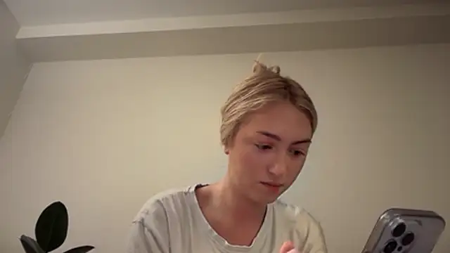 Snapshot of Kitty_Swetty chatting on 17, 12, 2025 Kitty Swetty online show from 17, 12, 2025