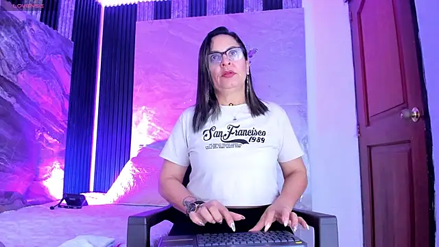Snapshot of Agatha_Pleasure chatting on 18, 4, 2026 Agatha Pleasure online show from 18, 4, 2026