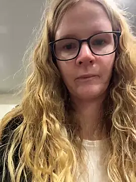 Snapshot of Bikergirl_97 chatting on 19, 11, 2025 Bikergirl 97 online show from 19, 11, 2025