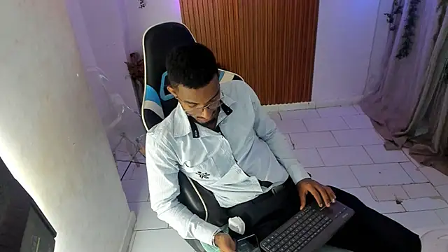 Snapshot of Darwin_mayo chatting on 7, 11, 2025 Darwin mayo online show from 7, 11, 2025