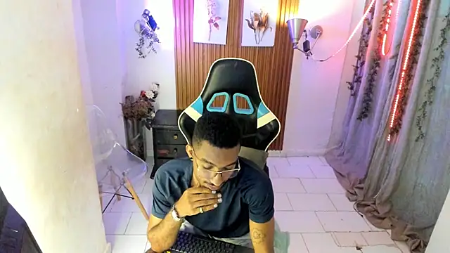 Snapshot of Darwin_mayo chatting on 8, 11, 2025 Darwin mayo online show from 8, 11, 2025