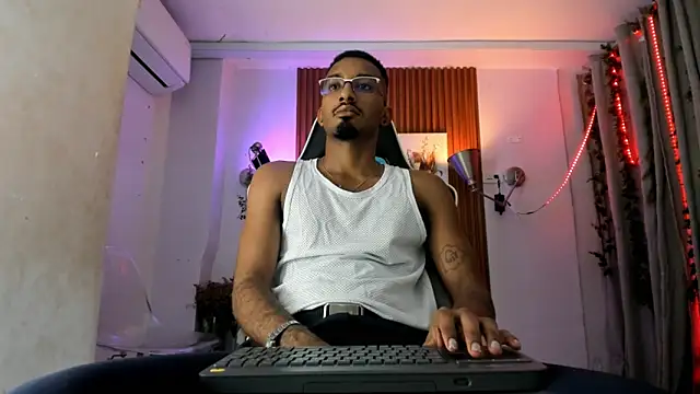 Snapshot of Darwin_mayo chatting on 24, 11, 2025 Darwin mayo online show from 24, 11, 2025