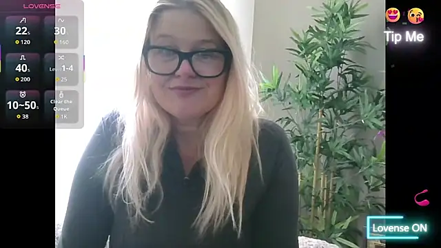 Snapshot of SuzieSub chatting on 22, 10, 2025 SuzieSub online show from 22, 10, 2025