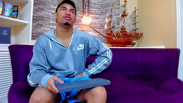 Snapshot of Brownie_Lovers chatting on 4, 11, 2025 Brownie Lovers online show from 4, 11, 2025