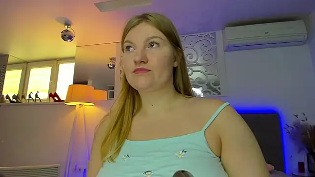 Snapshot of AshleyJoness chatting on 8, 10, 2025 AshleyJoness online show from 8, 10, 2025