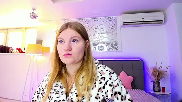 Snapshot of AshleyJoness chatting on 4, 11, 2025 AshleyJoness online show from 4, 11, 2025