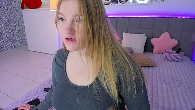 Snapshot of AshleyJoness chatting on 4, 12, 2025 AshleyJoness online show from 4, 12, 2025