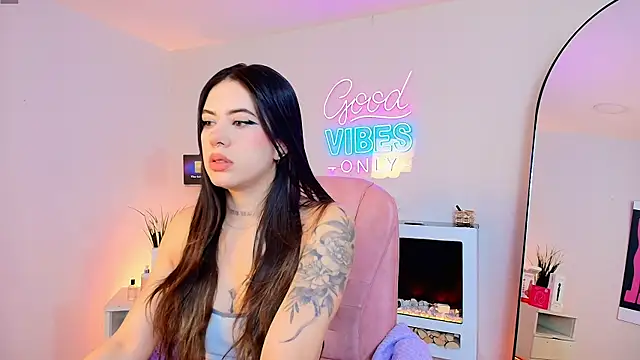 Snapshot of Alice_Vixen chatting on 4, 6, 2026 Alice Vixen online show from 4, 6, 2026