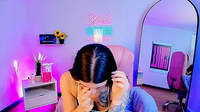 Snapshot of Alice_Vixen chatting on 10, 6, 2026 Alice Vixen online show from 10, 6, 2026