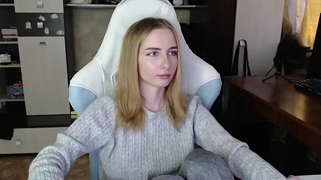 Snapshot of Cutti_Crystal chatting on 11, 10, 2025 Cutti Crystal online show from 11, 10, 2025