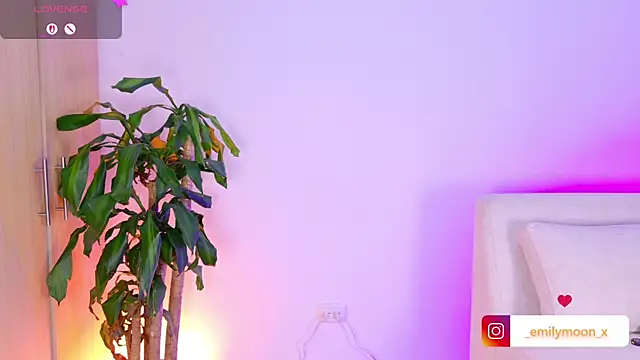 Snapshot of onlyemily_ chatting on 28, 4, 2026 onlyemily online show from 28, 4, 2026