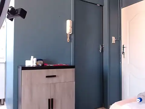 Snapshot of CuteHugeAxx chatting on 3, 10, 2025 CuteHugeAxx online show from 3, 10, 2025