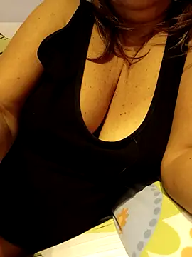 Snapshot of fuffettina chatting on 28, 10, 2025 fuffettina online show from 28, 10, 2025