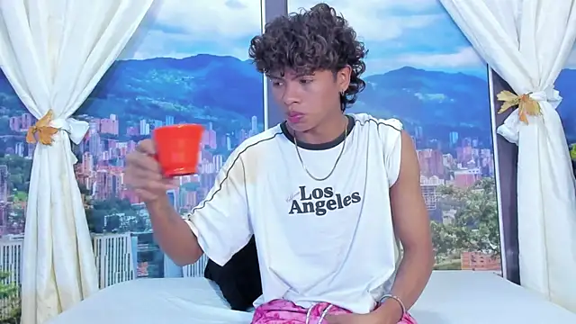 Snapshot of MilthonDelis chatting on 11, 11, 2025 MilthonDelis online show from 11, 11, 2025