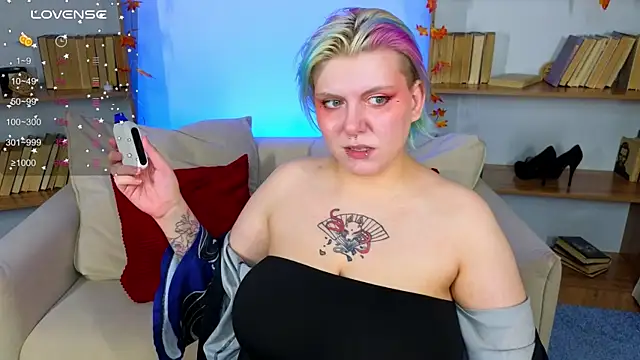 Snapshot of bluelunaray chatting on 11, 10, 2025 bluelunaray online show from 11, 10, 2025