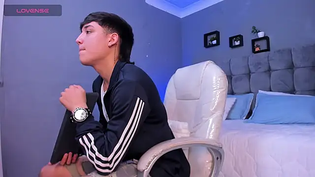 Snapshot of Ares_di_martin chatting on 14, 11, 2025 Ares di martin online show from 14, 11, 2025