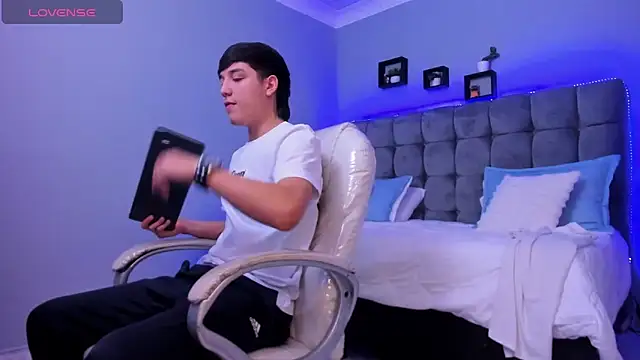 Snapshot of Ares_di_martin chatting on 25, 11, 2025 Ares di martin online show from 25, 11, 2025