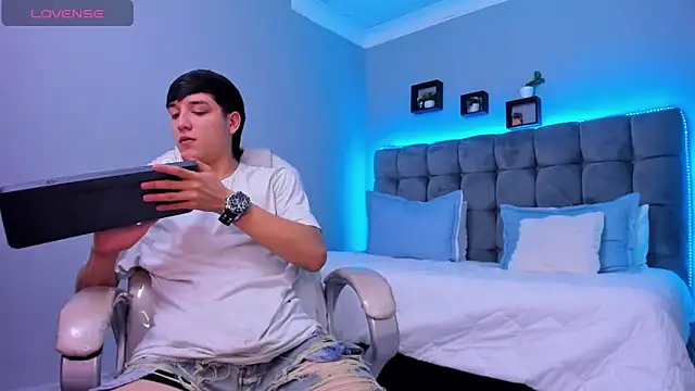 Snapshot of Ares_di_martin chatting on 28, 11, 2025 Ares di martin online show from 28, 11, 2025