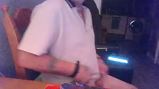 Snapshot of hefin18 chatting on 18, 1, 2025 hefin18 online show from 18, 1, 2025