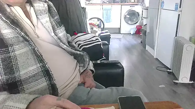 Snapshot of hefin18 chatting on 24, 1, 2025 hefin18 online show from 24, 1, 2025