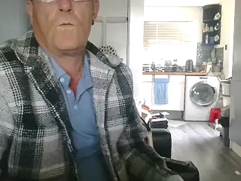 Snapshot of hefin18 chatting on 4, 2, 2025 hefin18 online show from 4, 2, 2025