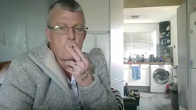 Snapshot of hefin18 chatting on 4, 3, 2025 hefin18 online show from 4, 3, 2025