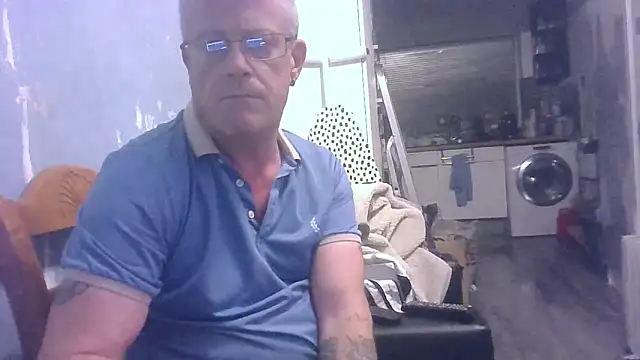 Snapshot of hefin18 chatting on 2, 10, 2025 hefin18 online show from 2, 10, 2025