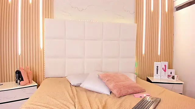 Snapshot of Elody_rousse chatting on 1, 12, 2025 Elody rousse online show from 1, 12, 2025