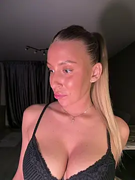 Snapshot of Elizebeth_Parker chatting on 3, 6, 2026 Elizebeth Parker online show from 3, 6, 2026