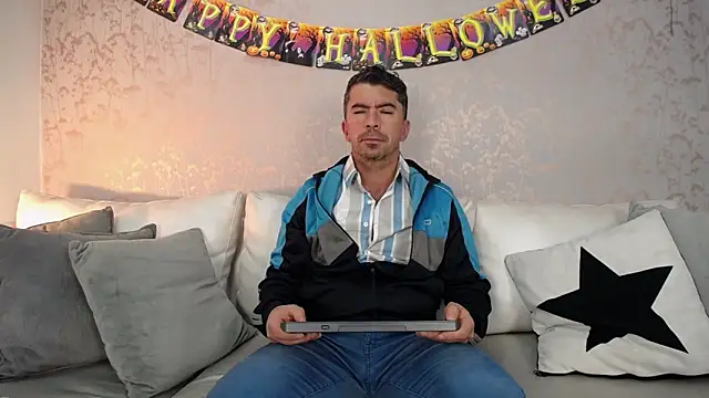 Snapshot of JuanKFit_45 chatting on 28, 10, 2025 JuanKFit 45 online show from 28, 10, 2025