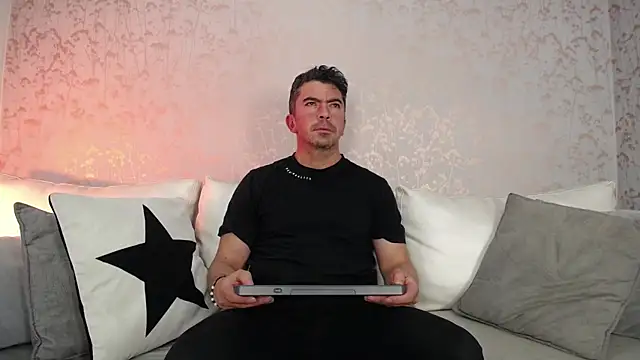 Snapshot of JuanKFit_45 chatting on 8, 11, 2025 JuanKFit 45 online show from 8, 11, 2025