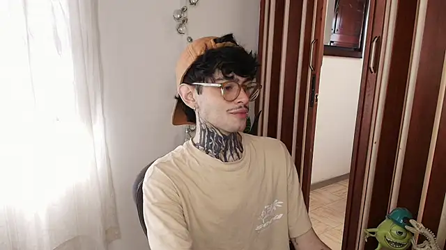 Snapshot of Mihail_leroy chatting on 16, 12, 2025 Mihail leroy online show from 16, 12, 2025