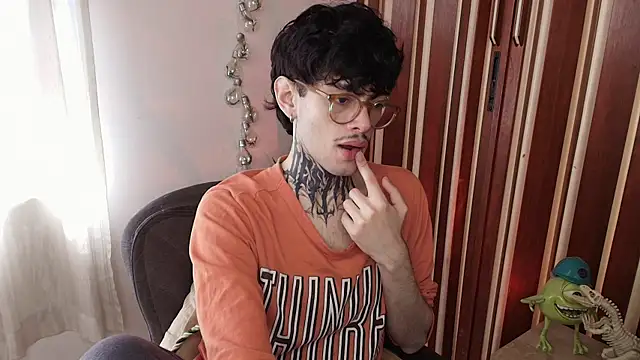 Snapshot of Mihail_leroy chatting on 18, 12, 2025 Mihail leroy online show from 18, 12, 2025