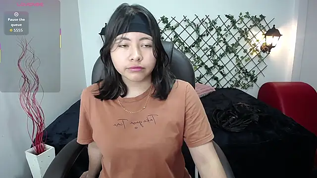 Snapshot of Louisa__clare chatting on 10, 11, 2025 Louisa clare online show from 10, 11, 2025