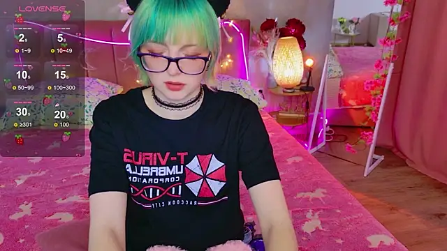 Snapshot of CoralineYoung chatting on 7, 5, 2026 CoralineYoung online show from 7, 5, 2026