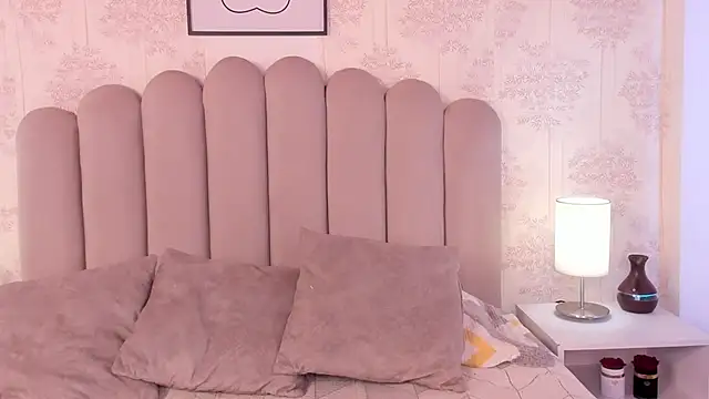 Snapshot of ShaynaHosk chatting on 17, 10, 2025 ShaynaHosk online show from 17, 10, 2025