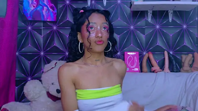 Snapshot of Kylie_Moan chatting on 29, 10, 2025 Kylie Moan online show from 29, 10, 2025