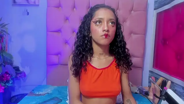 Snapshot of Kylie_Moan chatting on 2, 11, 2025 Kylie Moan online show from 2, 11, 2025